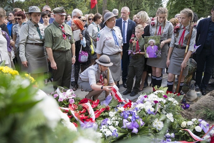 Fioletowa Dama spoczęła na Powązkach Wojskowych