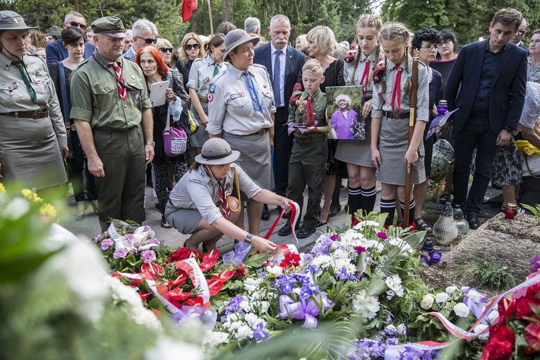 Fioletowa Dama spoczęła na Powązkach Wojskowych