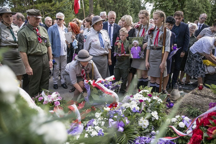 Fioletowa Dama spoczęła na Powązkach Wojskowych