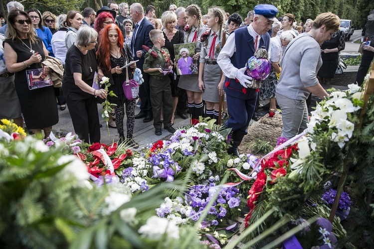 Fioletowa Dama spoczęła na Powązkach Wojskowych