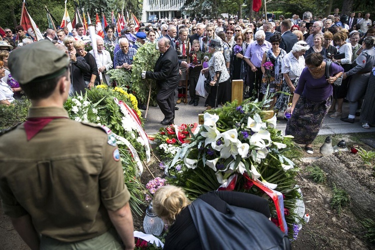 Fioletowa Dama spoczęła na Powązkach Wojskowych