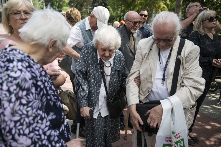 Fioletowa Dama spoczęła na Powązkach Wojskowych