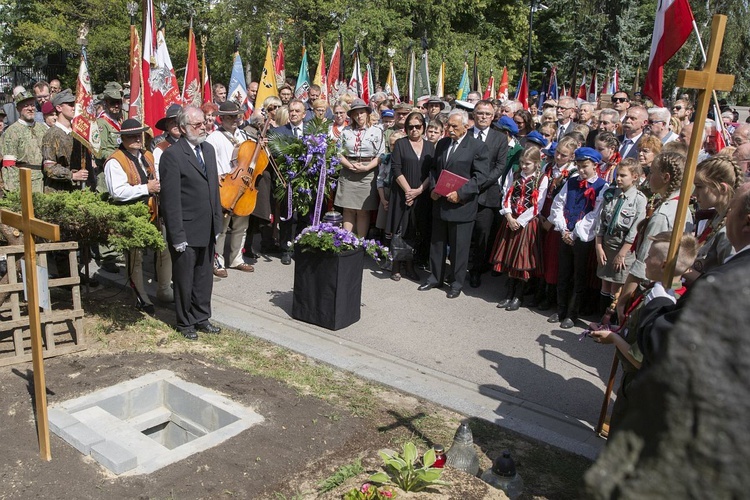 Fioletowa Dama spoczęła na Powązkach Wojskowych