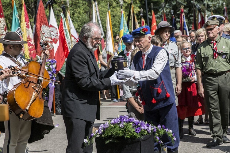 Fioletowa Dama spoczęła na Powązkach Wojskowych