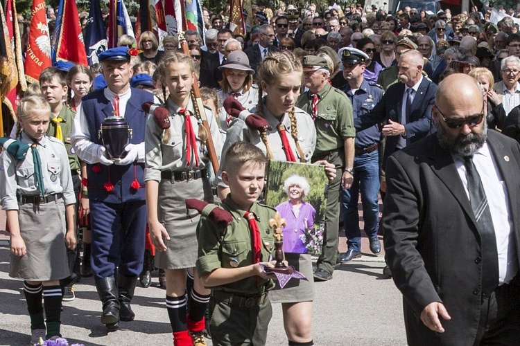 Fioletowa Dama spoczęła na Powązkach Wojskowych