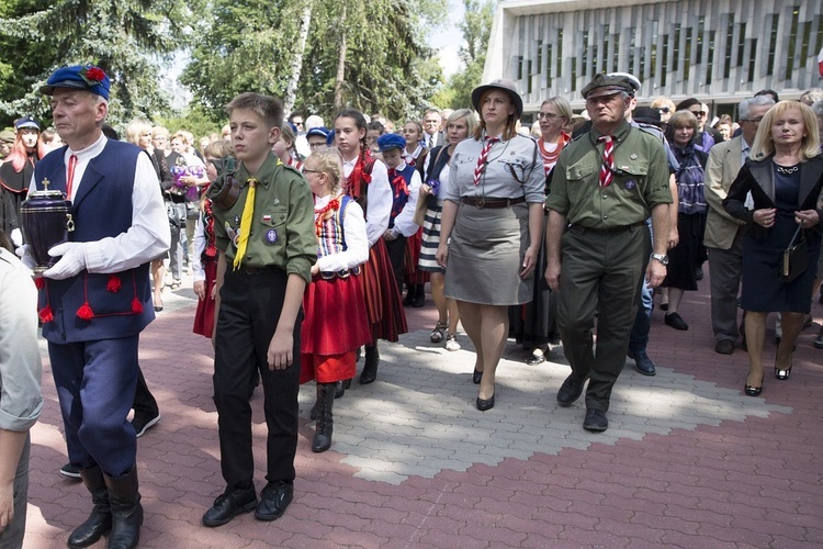 Fioletowa Dama spoczęła na Powązkach Wojskowych