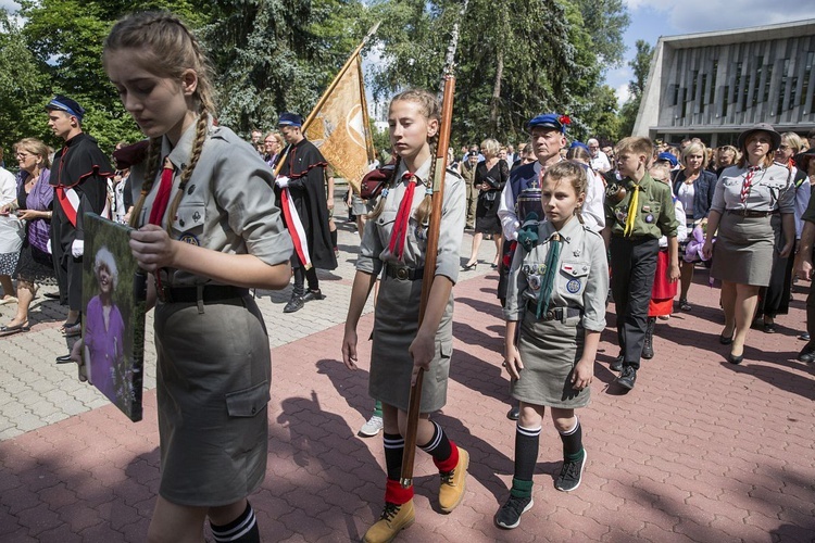 Fioletowa Dama spoczęła na Powązkach Wojskowych