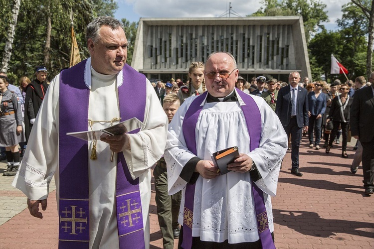 Fioletowa Dama spoczęła na Powązkach Wojskowych