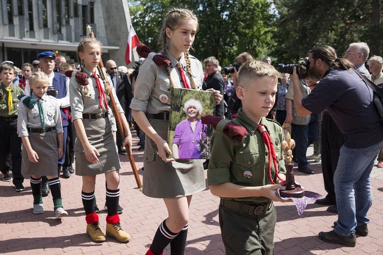 Fioletowa Dama spoczęła na Powązkach Wojskowych