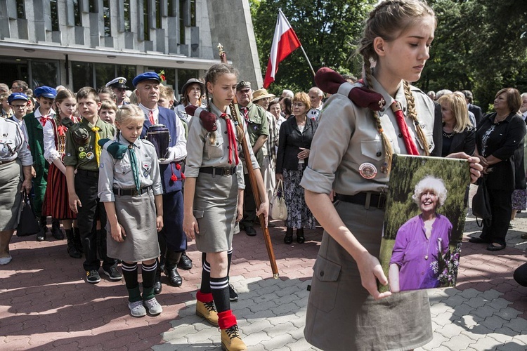 Fioletowa Dama spoczęła na Powązkach Wojskowych