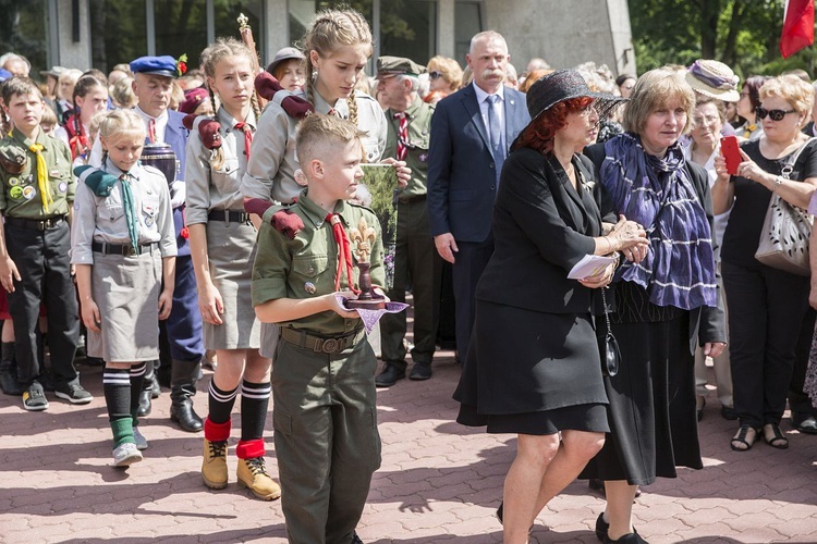 Fioletowa Dama spoczęła na Powązkach Wojskowych