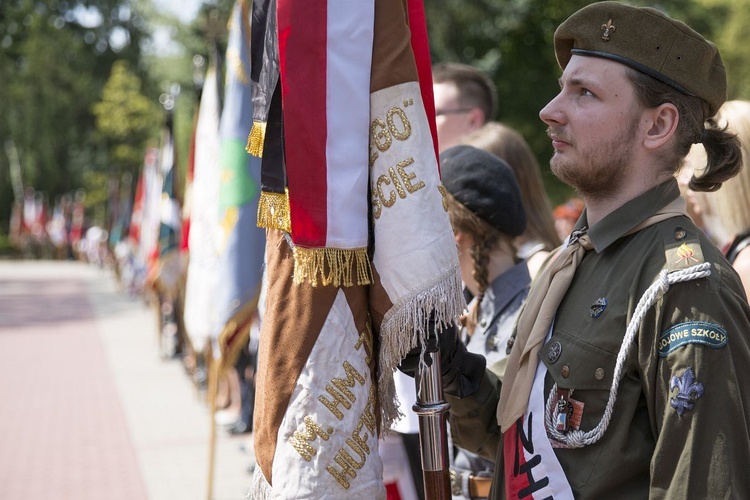 Fioletowa Dama spoczęła na Powązkach Wojskowych