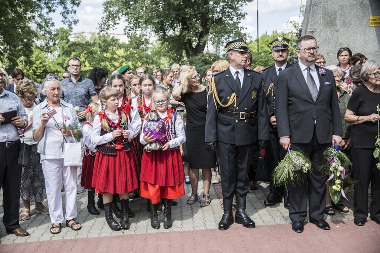 Fioletowa Dama spoczęła na Powązkach Wojskowych