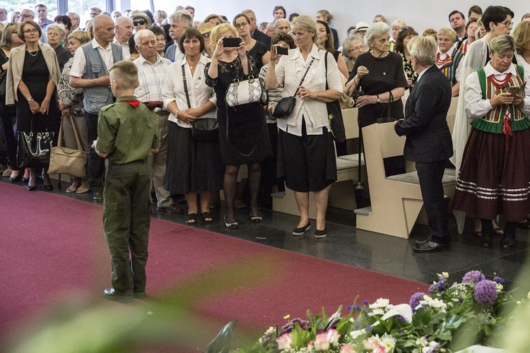 Fioletowa Dama spoczęła na Powązkach Wojskowych