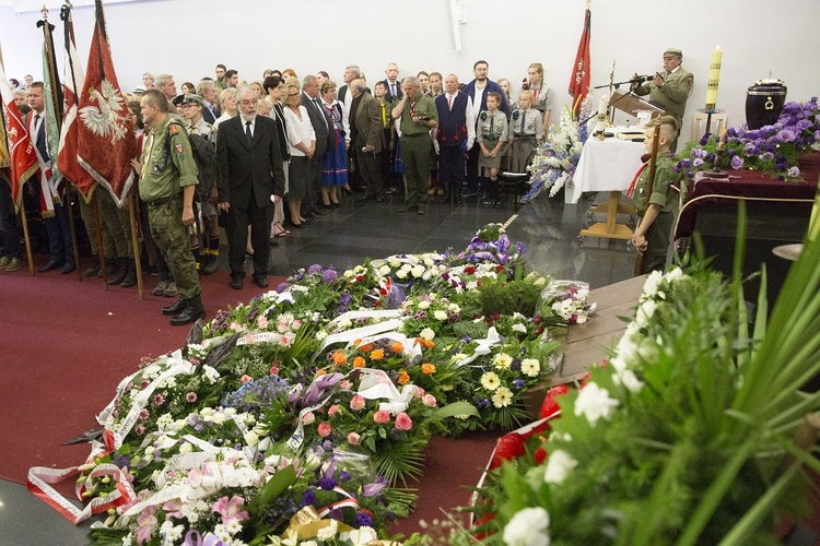 Fioletowa Dama spoczęła na Powązkach Wojskowych