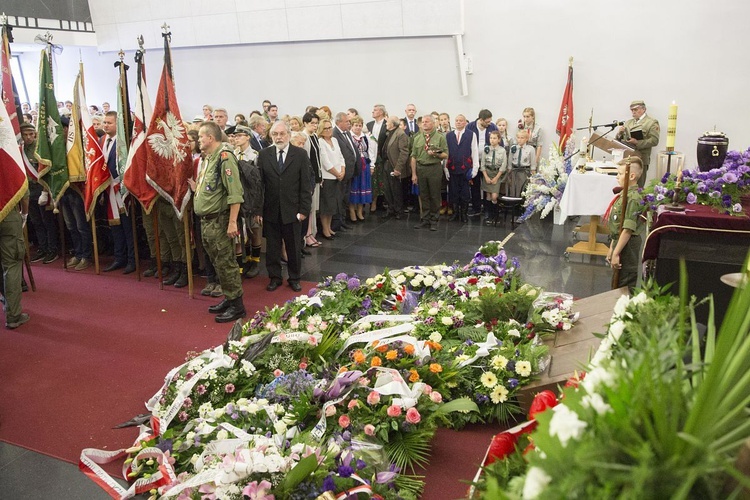 Fioletowa Dama spoczęła na Powązkach Wojskowych