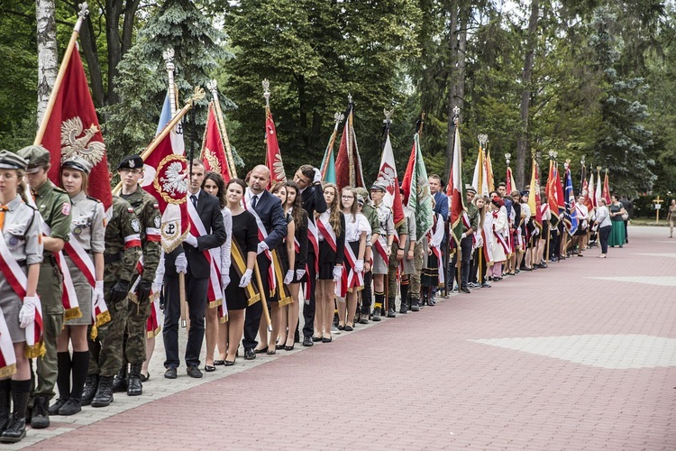 Fioletowa Dama spoczęła na Powązkach Wojskowych