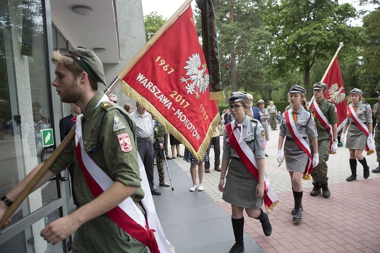 Fioletowa Dama spoczęła na Powązkach Wojskowych