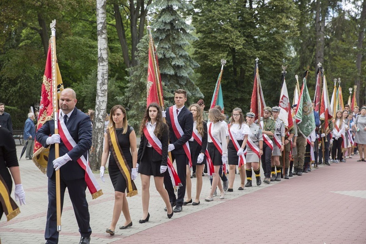 Fioletowa Dama spoczęła na Powązkach Wojskowych