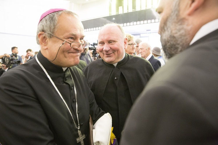 Fioletowa Dama spoczęła na Powązkach Wojskowych