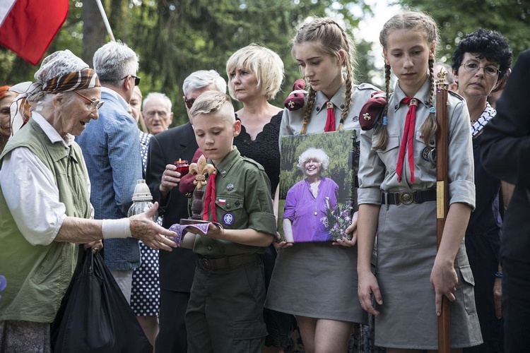 Fioletowa Dama spoczęła na Powązkach Wojskowych