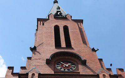 Na wieży bąkowskiej świątyni unieszczono zegar. To zakończyło symbolicznie budowę świątyni