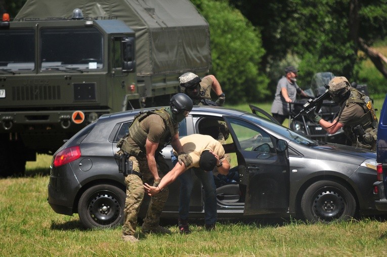 Pokaz antyterrorystyczny podczas pikniku dla lektorów i ministrantów