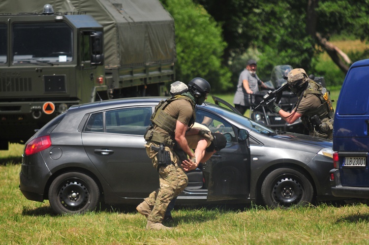 Pokaz antyterrorystyczny podczas pikniku dla lektorów i ministrantów