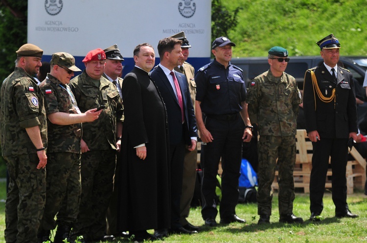 Pokaz antyterrorystyczny podczas pikniku dla lektorów i ministrantów