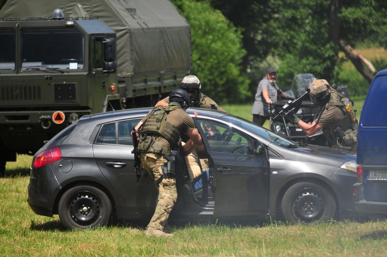 Pokaz antyterrorystyczny podczas pikniku dla lektorów i ministrantów