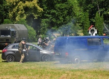 Pokaz antyterrorystyczny podczas pikniku dla lektorów i ministrantów