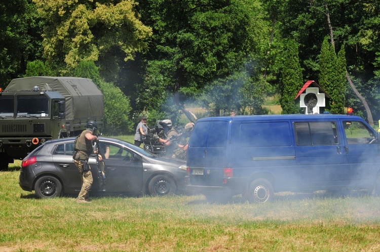 Pokaz antyterrorystyczny podczas pikniku dla lektorów i ministrantów