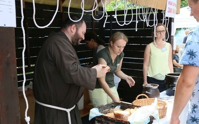 Chleb ze smalcem serwowany przez zakonników jest jedną z atrakcji festynu