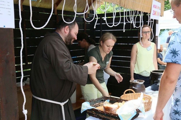 Chleb ze smalcem serwowany przez zakonników jest jedną z atrakcji festynu