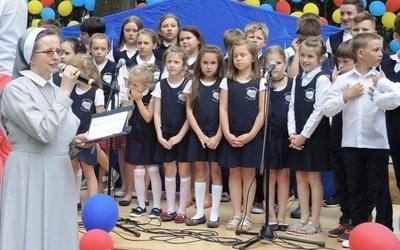 Najmłodsi uczniowie szkół ZCBM z siostrą dyrektor Danutą Domszy