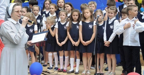 Najmłodsi uczniowie szkół ZCBM z siostrą dyrektor Danutą Domszy