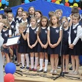 Najmłodsi uczniowie szkół ZCBM z siostrą dyrektor Danutą Domszy