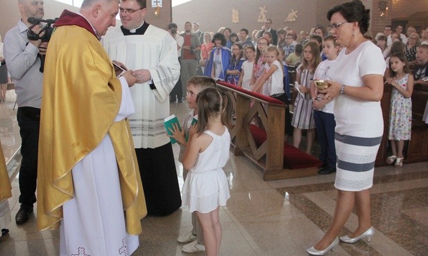 W procesji z darami wierni nieśli kwiaty i naczynia liturgiczne