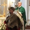 Eucharystii przewodniczył i homilię wygłosił ks. prał. Edward Poniewierski. Na pierwszym planie Piotr Kobrzycki, popularyzator tradycji husarskich