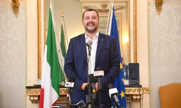 "Poprosimy nasze statki, by trzymały się wybrzeża Włoch"