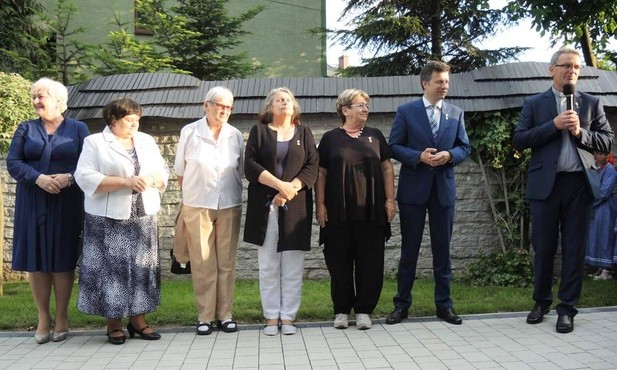 Członkowie Kapituły Orderu Uśmiechu i goście w Leśnej