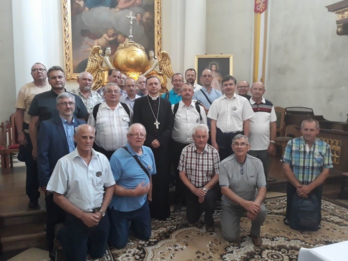 Silna reprezentacja diecezji świdnickiej wraz z bp. Adamem Bałabuchem.