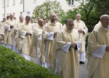 Kilkudziesięciu kapłanów zmienia parafie