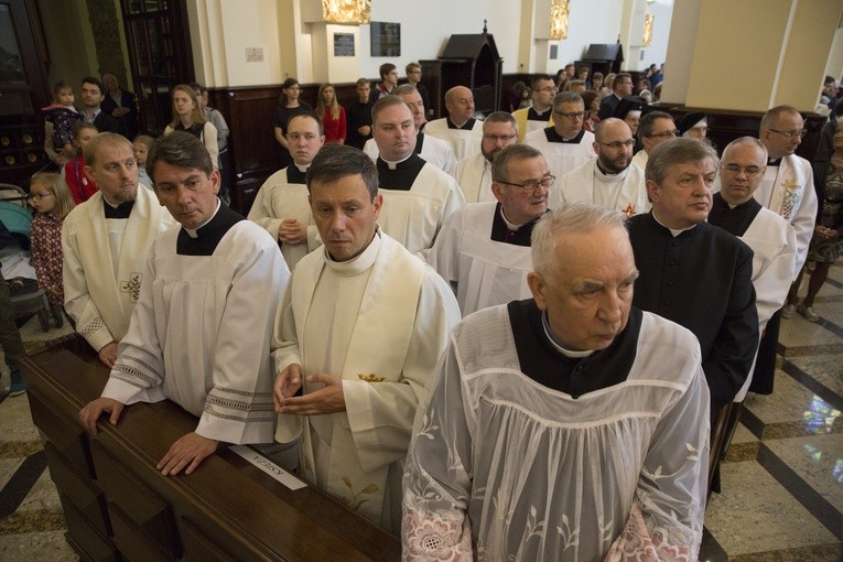 Kilkudziesięciu kapłanów zmienia parafie