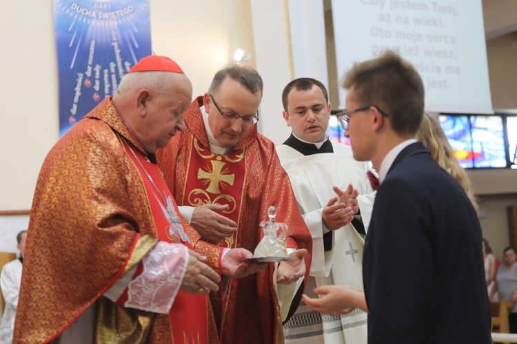 Kard. Stanisław Dziwisz na bierzmowaniu w Andrychowie