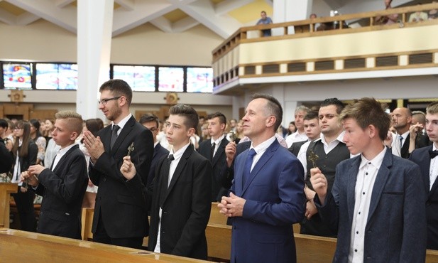 Młodzi z Andrychowa ze św. Janem Pawłem II