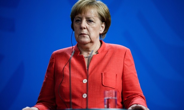Macron leci do Niemiec "ratować Merkel"