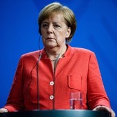Macron leci do Niemiec "ratować Merkel"