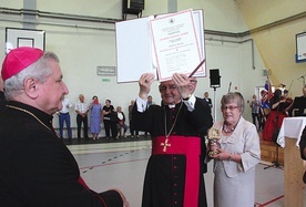 ▼	– Bardzo dziękuję kapitule i gratuluję,  że mieliście  tyle odwagi, aby mnie wybrać – zaznaczył  w podziękowaniach abp Głódź, nawiązując do ostatnich ataków medialnych.