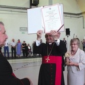 ▼	– Bardzo dziękuję kapitule i gratuluję,  że mieliście  tyle odwagi, aby mnie wybrać – zaznaczył  w podziękowaniach abp Głódź, nawiązując do ostatnich ataków medialnych.